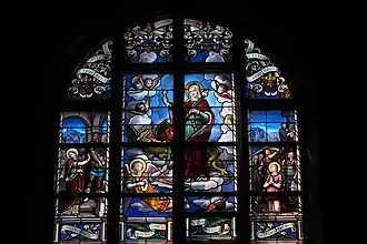 Vitrail à dominante bleue représentant une Sainte entourée d'angelots.