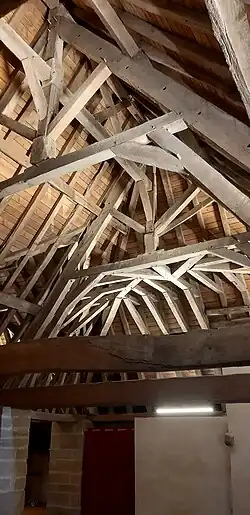 Charpente restaurée de la toiture de la porte saint-Michel.