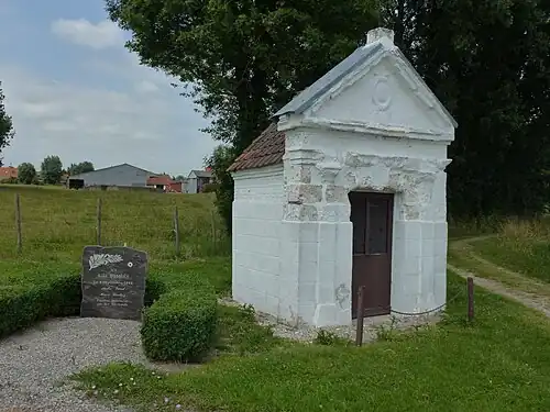 Le petit mémorial de guerre et chapelle, D 187.