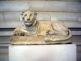 Lion couché qui gardait l'entrée d'une chapelle du Sérapéum de Saqqarah sous le règne de Nectanébo&nbsp;Ier, XXXe&nbsp;dynastie, aujourd'hui au Musée du Louvre aux antiquités Egyptiennes, ref. N 432C.