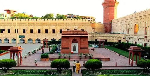 Tombe de Mohamed Iqbal&nbsp;(en).