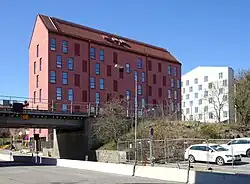 Immeuble près de la station de métro.