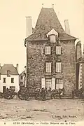 Vieilles maisons sur la place au début du XXe&nbsp;siècle (carte postale).