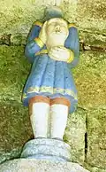 Guerlesquin : statue de saint Trémeur dans la niche de la fontaine Saint-Trémeur.