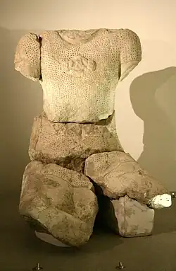 Sculpture d'un guerrier salyen de l'oppidum d'Entremont, probablement détruite lors du premier siège par les Romains en 123&nbsp;av.&nbsp;J.-C..