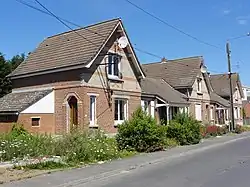 Habitations groupées par cinq.
