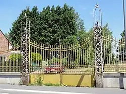 Le portail d'entrée de la fosse.