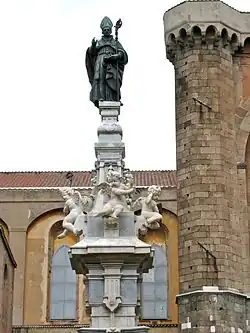Partie supérieure, avec la statue de saint Janvier au sommet