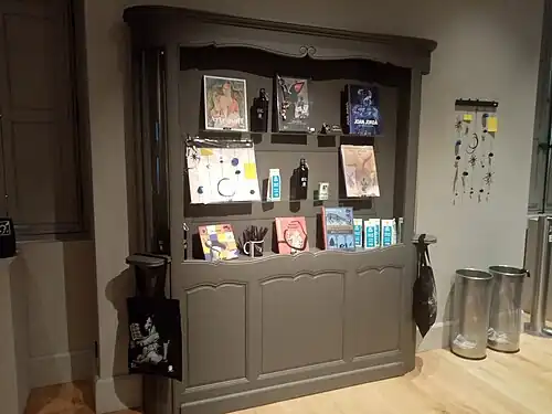 Ancien guichet du musée Goya réhabilité en étagère et présentoir dans l'actuel accueil billetterie-boutique du musée Goya.