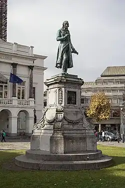 Guillaume Geefs (sculpteur) et Gérard Buckens (fondeur), Statue de Grétry, 1841 (sculpture en bronze ; photographie de 2016 d'Hervé Pigeolet du KIK-IRPA), Liège, place de l'Opéra.