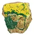 Guilleminite avec malachite, Musonoi Mine, Congo, 4.3 x 4.2 x 3.2 cm.