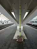 Perche pour le chemin de fer dans sa boîte de rangement à la gare des Guillemins.