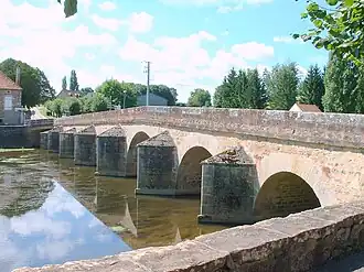 Vue du pont et du Serein en aval.