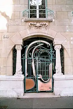 1898 : portail du Castel Béranger, 14, rue Jean-de-La-Fontaine, 16e arrondissement.