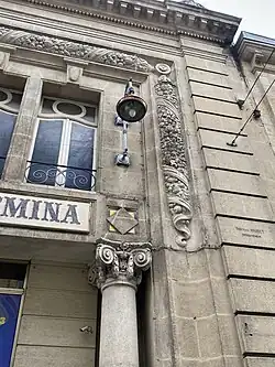 Guirlande au dessus de la loggia en façade du Théâtre du Fémina, Rue de Grassi.