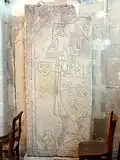 Dalle funéraire à effigie gravée d'un chevalier.