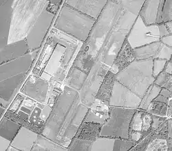 Aérodrome de Guiscriff le 11 avril 1997 avec sur la droite l'aéroclub construit.