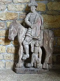 Chapelle Saint-Tugdual de Guiscriff ː Charité de saint Martin (statue en bois polychrome du XVe&nbsp;siècle).