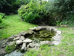Chapelle Saint-Tugdual de Guiscriff ː la fontaine de dévotion à proximité de la chapelle.