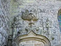 ange portant un phylactère.