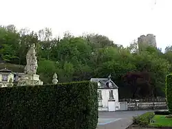 Château fort sur la butte.