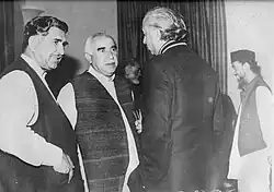 Photo de plusieurs hommes