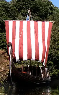 Gungnir, voilier viking de 18&nbsp;m construit en 2001 inspiré du Bateau de Gokstad. Mouillé à Nemours.