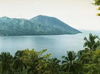 Vue du volcan Iya depuis le village de Kori Bari.