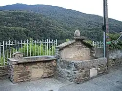 Deux fontaines et lavoirs datant du XVIIIe - XIXe&nbsp;siècle.