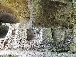 Le mur sud de la nef dans lequel ont été taillées trois ébauches de piliers.