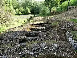 Tombes creusées dans la roche.