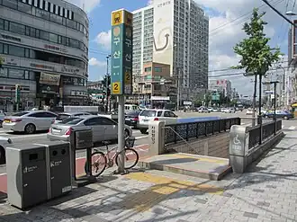 Une bouche d'accès de la station.