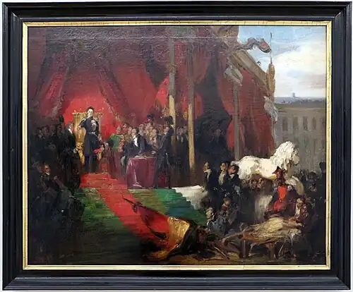 Tableau montrant un homme en uniforme debout en haut d'escaliers, la foule à gauche, à droite et en bas le regarde