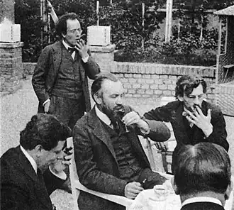 Max Reinhardt, Gustav Mahler, Carl Moll et Hans Pfitzner dans le jardin de la Villa Moll à Vienne, 1905.