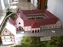 Maquette sous verre d'une abbaye.