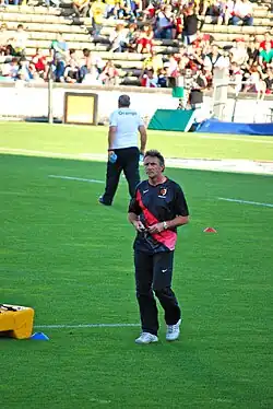 Photo de Guy Novès marchant sur un terrain du stade Chaban-Delmas à Bordeaux.