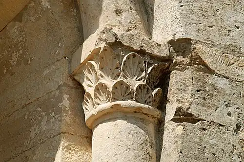 Le chapiteau aux palmettes.