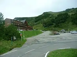 Epicerie et résidence.