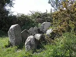 "Lit de Saint-Jean" ou "Tombeau de la fileuse" près de Christ.