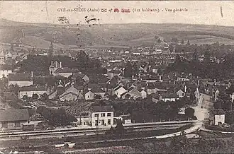 Le village vers 1920. En bas, on distingue la ligne de chemin de fer avec la gare et, à droite, la maison du garde-barrière.