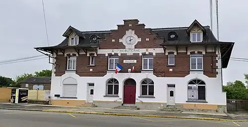 La mairie, reconstruite dans l'Entre-deux-guerres