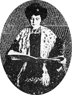 Portrait en noir et blanc et de forme ovale d'Hélène Picard, les yeux baissés, tenant un livre dans les mains.