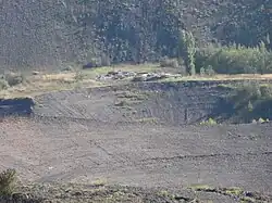 L'espace laissé pour ne pas recouvrir le puits.