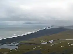 Vue de la Héraðsflói depuis la Fagradalsfjöll au nord-ouest avec l'embouchure de la Jökulsá á Brú au centre.