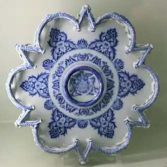 Surtout circulaire, à bord lobé et échancré, à paroi ajourée, musée d'art et d'histoire de Narbonne.