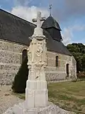 La croix sculptée auprès de la chapelle.