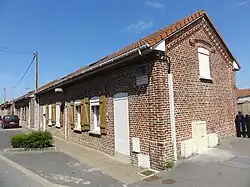 Des habitations groupées par deux.