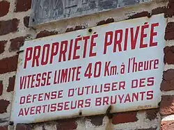« Propriété privée, vitesse limite 40&nbsp;km/h, défense d'utiliser des avertisseurs bruyants ».