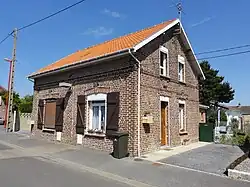 Des habitations groupées par deux.