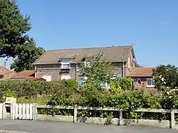 Des habitations groupées par quatre.